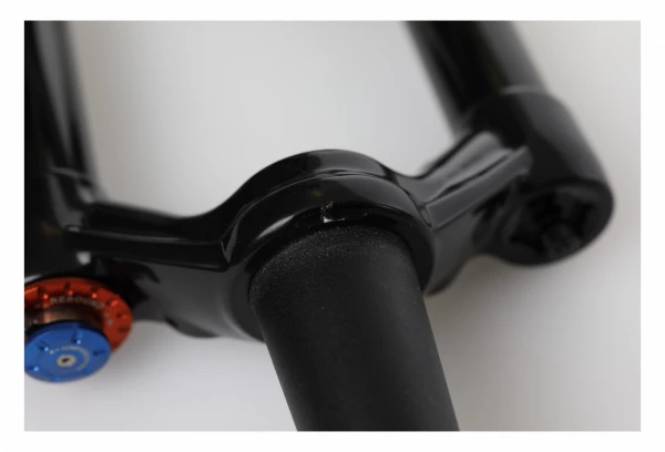 Produit Reconditionné - DT SWISS Fourche 26'' XMM 120mm TORSIONBOX TwinShot Axe 15mm Conique Remote Blanc 11 Produit Reconditionné - DT SWISS Fourche 26'' XMM 120mm TORSIONBOX TwinShot Axe 15mm Conique Remote Blanc – Image 9